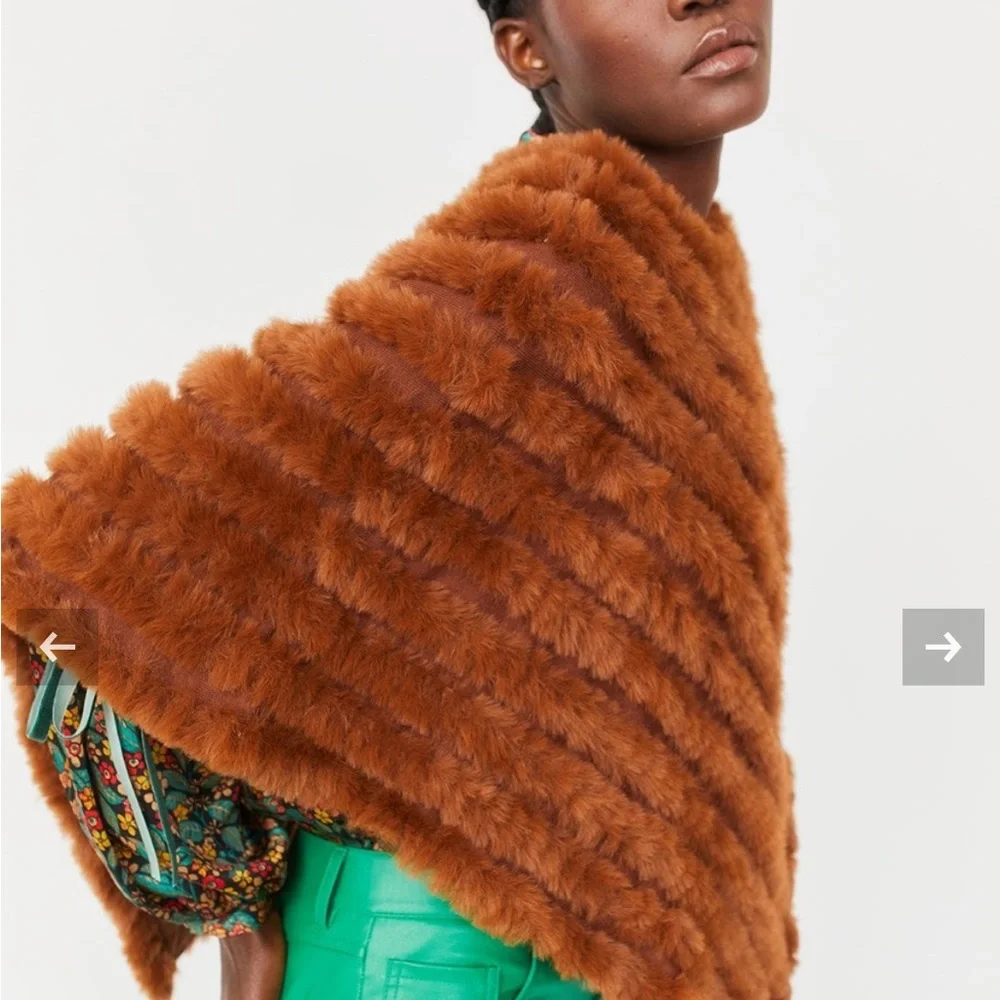 NWOT Jayley faux fur - Picture 3 of 3